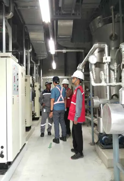 Tim meninjau kondisi lapangan di area industri
